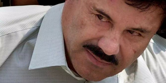 Der mexikanische Drogenboss Joaquín «El Chapo» Guzmán wird vom Militär in Handschellen zu einem Helikopter geführt.