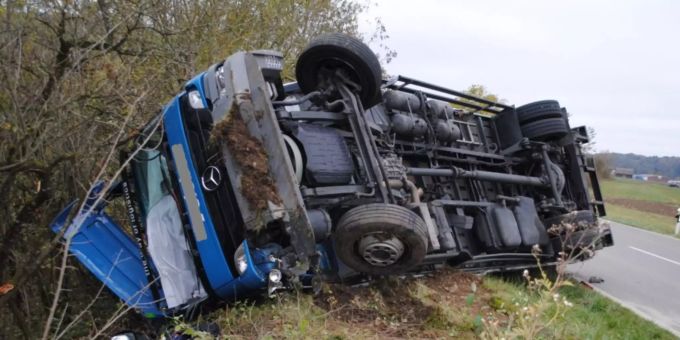 Chauffeur verletzt - Lastwagen kippt in Guntmadingen SH um