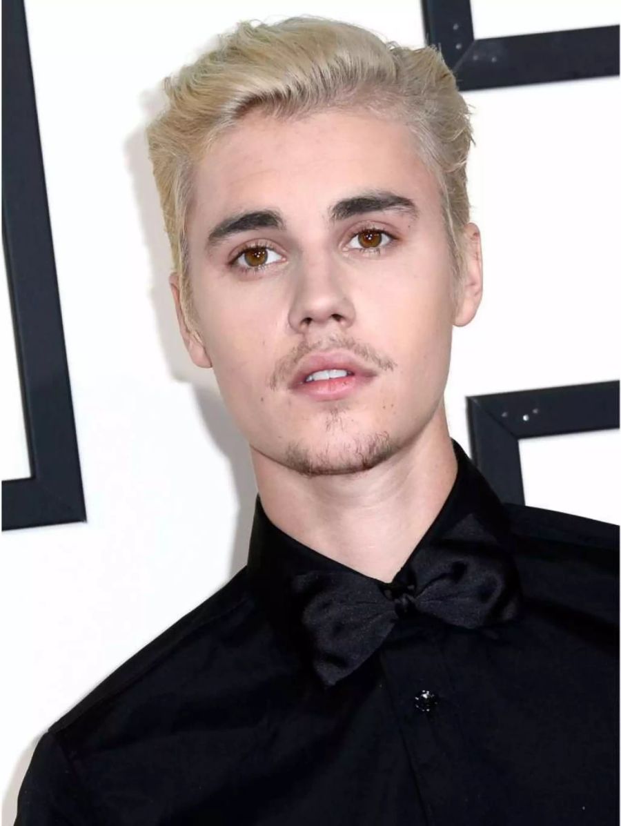 Im Februar kam Bieber blondiert an die 58. Grammys in Los Angeles.