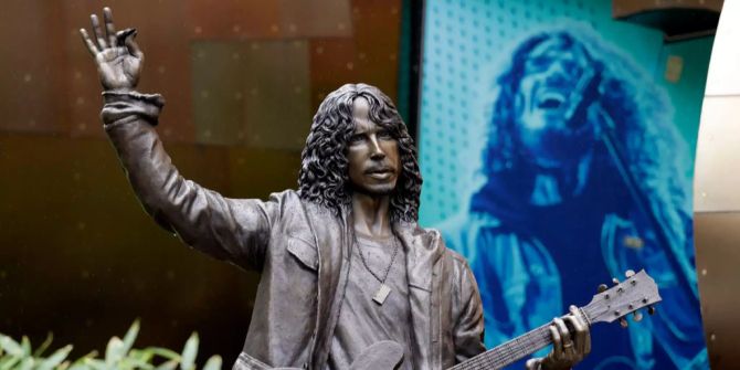 Eine Statue des verstorbenen Sängers Chris Cornell.