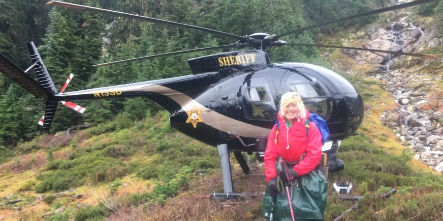 Die 34-jährige Katharina Gröne posiert vor einem Helikopter.