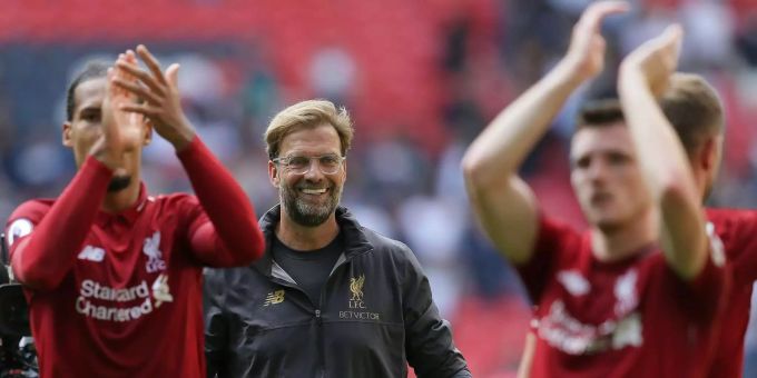 Liverpool-Trainer Jürgen Klopp (Mitte) lächelt nach dem Sieg gegen Tottenham. Liverpool-Trainer Jürgen Klopp (Mitte) lächelt nach dem Sieg gegen Tottenham.