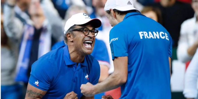 Yannick Noah (l.), Coach der Franzosen, jubelt mit Lucas Pouille über den Sieg über die Spanier. (Archivbild) Yannick Noah