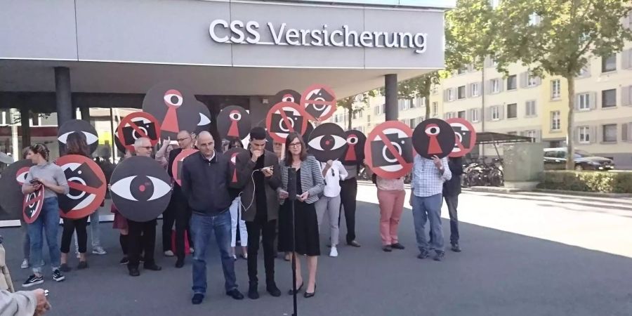 Das Referendumskomitee gegen Sozialdetektive lanciert ihren Abstimmungskampf vor dem Gebäude des Krankenversicherers CSS in Luzern.