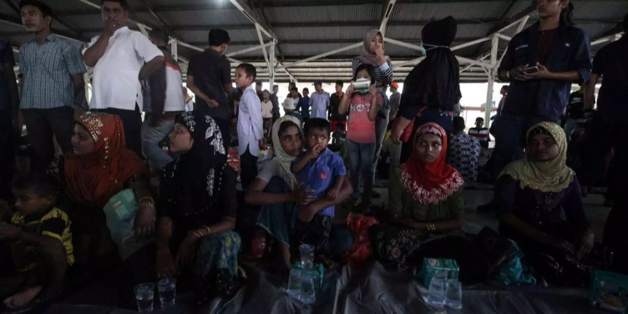 Rohingya Frauen ruhen sich in einer provisorischen Unterkunft im indonesischen Bireuen aus.