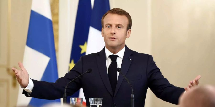 Emmanuel Macron, Präsident von Frankreich, gestikuliert auf einer Pressekonferenz mit dem Präsidenten von Finnland.