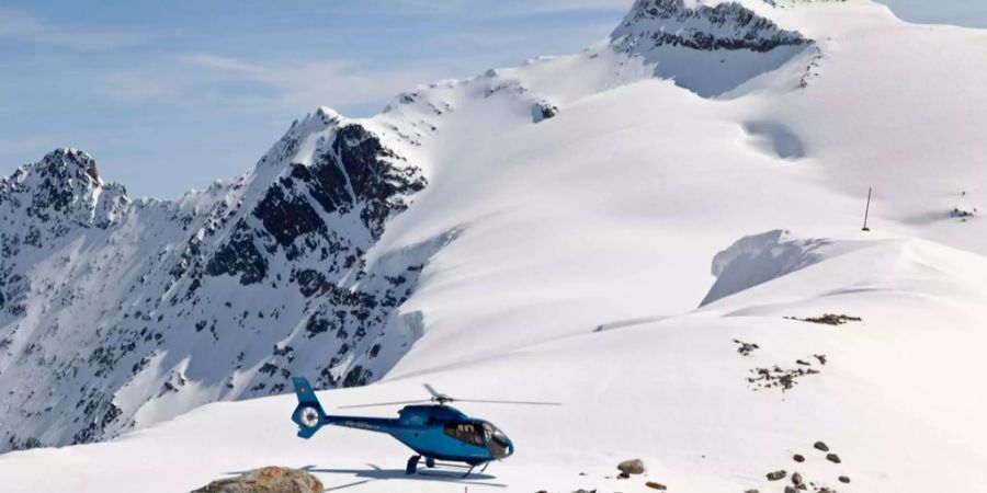 Ein ziviler Helikopter landet auf dem Gebirgslandeplatz auf dem Steigletscher am Fusse des Gwächtenhorns auf rund 3200 Meter oberhalb Gadmen im Berner Oberland, im Hintergrund das Sustenhorn,