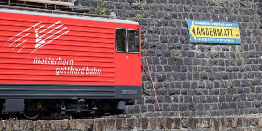 Ein Personenzug der Matterhorn-Gotthard Bahn fährt durch den Bahnhof in Göschenen UR.