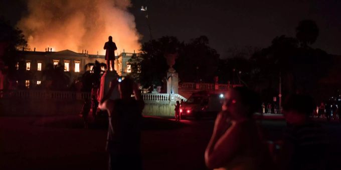 Das Nationalmuseum Brasiliens steht komplett in Flammen. Das Nationalmuseum Brasiliens steht komplett in Flammen.