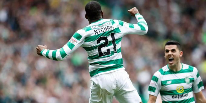 Olivier Ntcham von Celtic Glasgow feiert sein Tor gegen die Glasgow Rangers. Celtic Glasgow