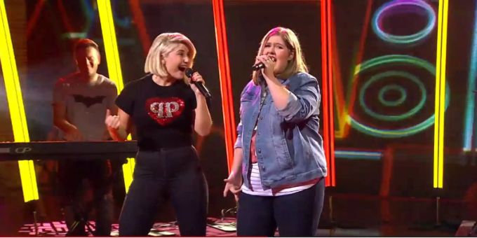 Beatrice Egli und ein Fan singen in der SRF-Show «Happy Day». Beatrice Egli und ein Fan singen in der SRF-Show «Happy Day».