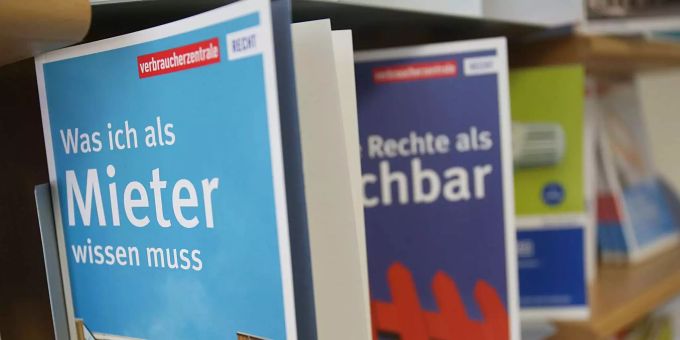 Ein Ratgeber zum Thema Miete steht im Regal. Ein Ratgeber zum Thema Miete steht im Regal.