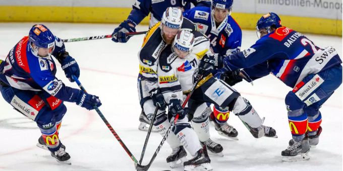 Jiri Novotny und Fabio Hofer kämpfen mit vereinten Kräften gegen vier ZSC-Spieler um den Puck. Jiri Novotny und Fabio Hofer kämpfen mit vereinten Kräften gegen vier ZSC-Spieler um den Puck.