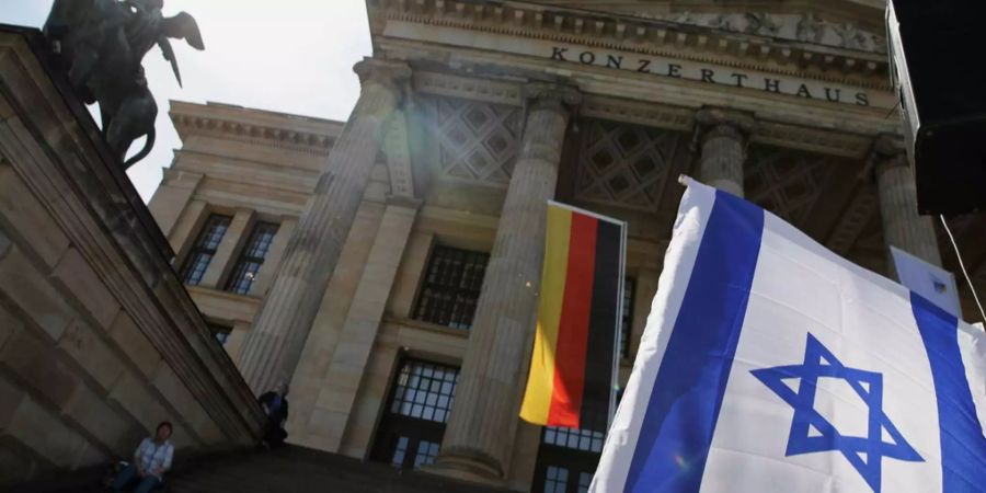 Die Flaggen Deutschlands und Israels werden vor dem Konzerthaus in Berlin (D) präsentiert.