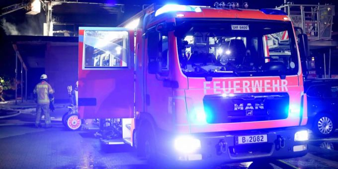 Einsatzkräfte der Feuerwehr löschen einen Brand (Symbolbild). Einsatzkräfte der Feuerwehr löschen einen Brand (Symbolbild).