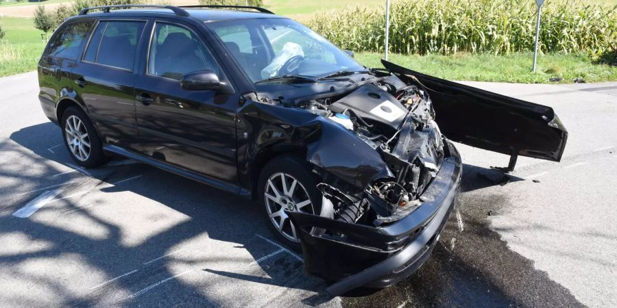Verunfalltes schwarzes Auto mit Totalschaden vorne - zvg Luzerner Polizei
