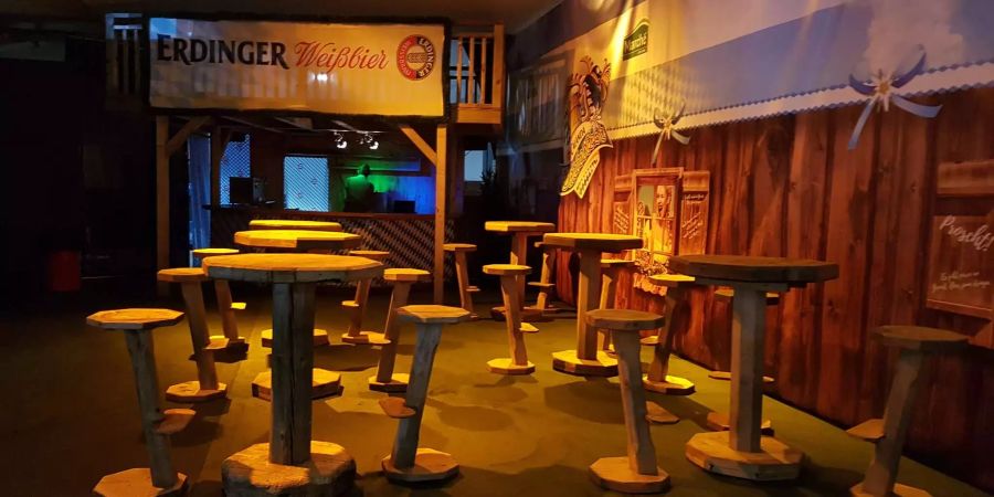Die Bar im Eingangsbereich lädt zum Verweilen ein.