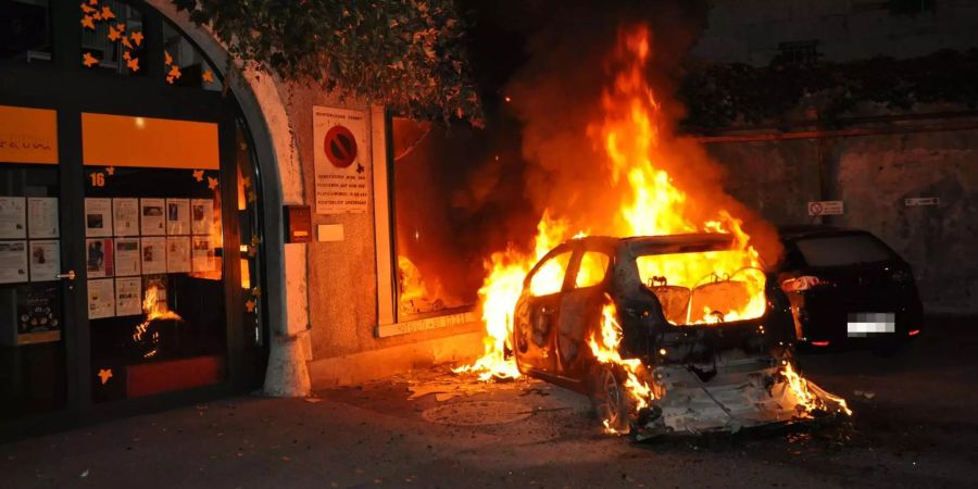 Ein Auto in Solothurn steht in Flammen.