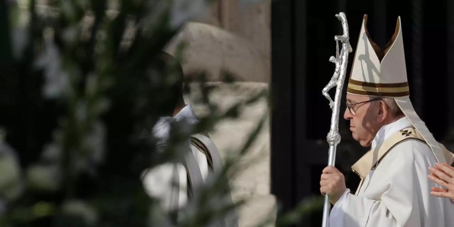 Papst Franziskus kommt zu einer Heiligsprechungs-Feier auf dem Petersplatz. Papst Paul VI. wird zusammen mit der deutschen Ordensschwester Maria Katharina Kasper heiliggesprochen. Papst Franziskus wird auch den ermordeten salvadorianischen Bischof Oscar Romero in den Stand der Heiligen heben.