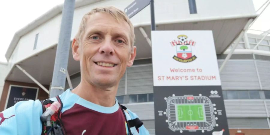 Scott Cunliffe präsentiert sich vor dem Stadion der Southampton FC.