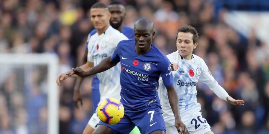 N'Golo Kanté nimmt den Ball an im Spiel des FC Chelsea gegen den FC Everton.