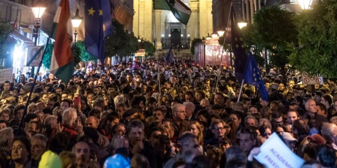 Bereits Ende Oktober schlossen sich Tausende der Demonstration «Wir stehen mit der CEU» an. Tausende protestieren in Budapest für die CEU.