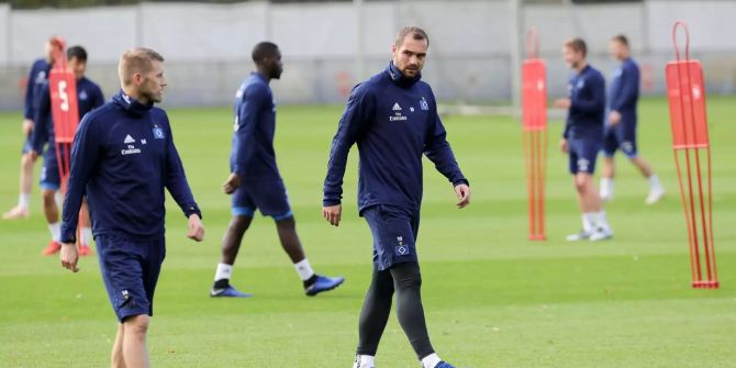 Aaron Hunt (l) und Pierre-Michel Lasogga gehen beim Training auf dem Trainingsplatz vor dem Leistungszentrum des HSV über den Platz.