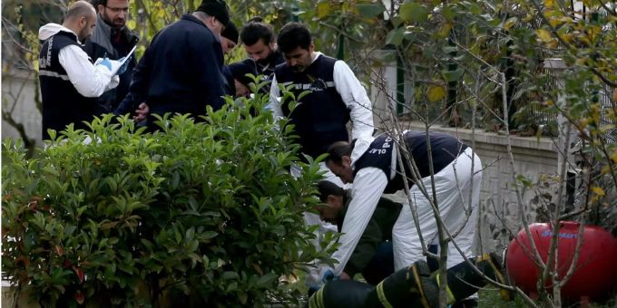 Türkische Ermittler suchen in einer Villa in der Türkei nach Khashoggis Leiche. Türkische Ermittler suchen in einer Villa in der Türkei nach Khashoggis Leiche.
