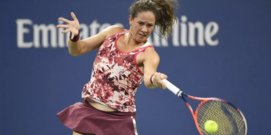 Patty Schnyder schlägt eine Vorhand gegen Maria Scharapowa an den US Open.