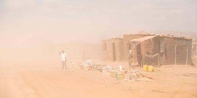 Die Staubbelastung in der Nähe der Kobaltmine von Kolwezi (Kongo) ist weit über den Grenzwerten der Weltgesundheitsorganisation WHO. Die Staubbelastung in der Nähe der Kobaltmine von Kolwezi (Kongo) ist weit über den Grenzwerten der Weltgesundheitsorganisation WHO.
