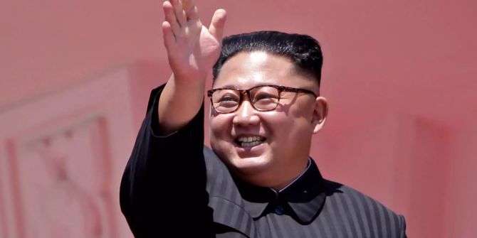 Der nordkoreanische Machthaber Kim Jong Un winkt während einer Parade in Pjöngjang zum 70. Gründungstag Nordkoreas.