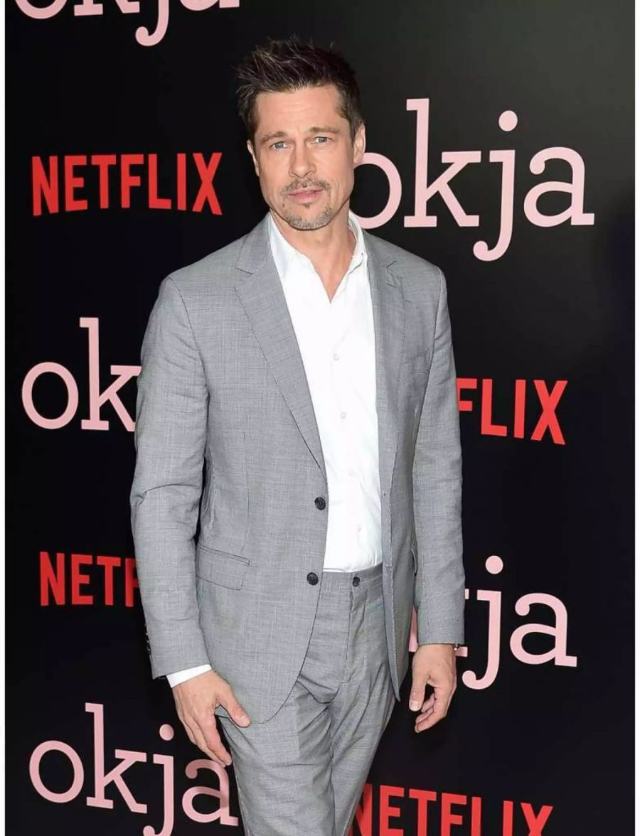 Brad Pitt arbeitete vor seinem Durchbruch zeitweise als Hühnchen. Der Schauspieler zwängte sich für den Job bei einer Imbiss-Kette in ein Maskottchen-Kostüm.