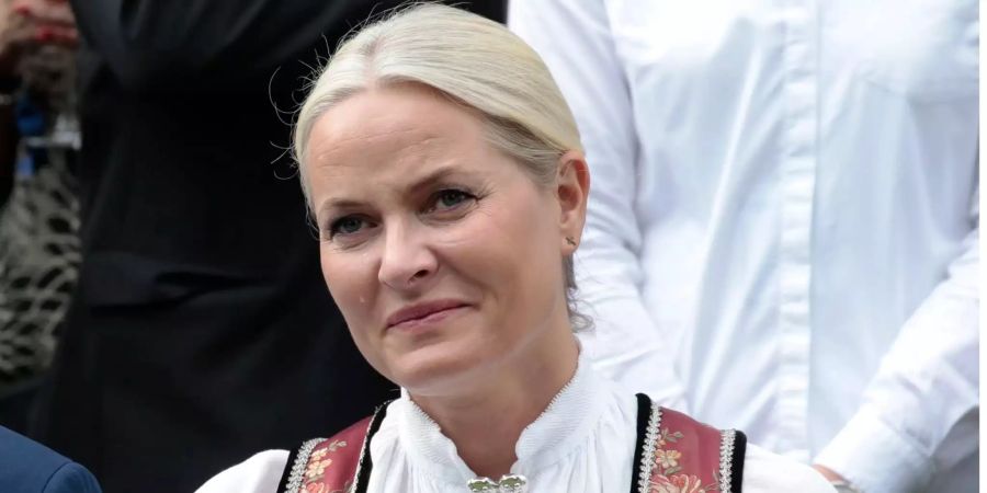 Norwegens Kronprinzessin Mette-Marit (45) leidet an einer chronischen Lungenkrankheit. Die Lungenfibrose werde ihre Arbeitskraft künftig einschränken, teilte das norwegische Königshaus am 24.10.2018 mit.