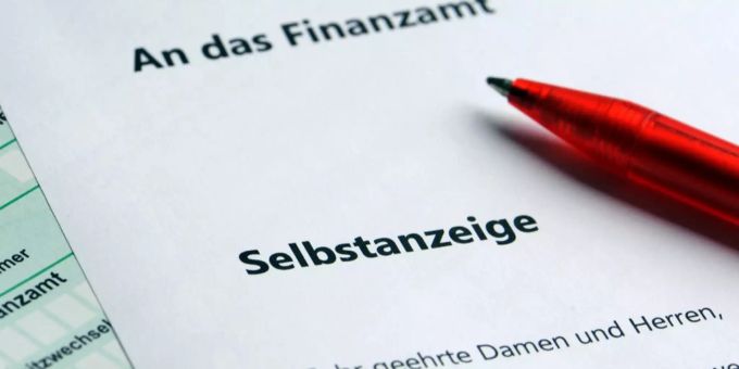 Ein Kugelschreiber liegt auf einem Formular zur Selbstanzeige. Ein Kugelschreiber liegt auf einem Formular zur Selbstanzeige.