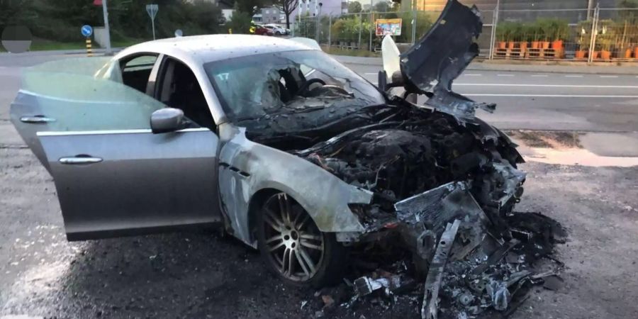 Ein Auto in St. Margrethen steht am Rande einer Strasse, nachdem es komplett in Feuer gefangen war.