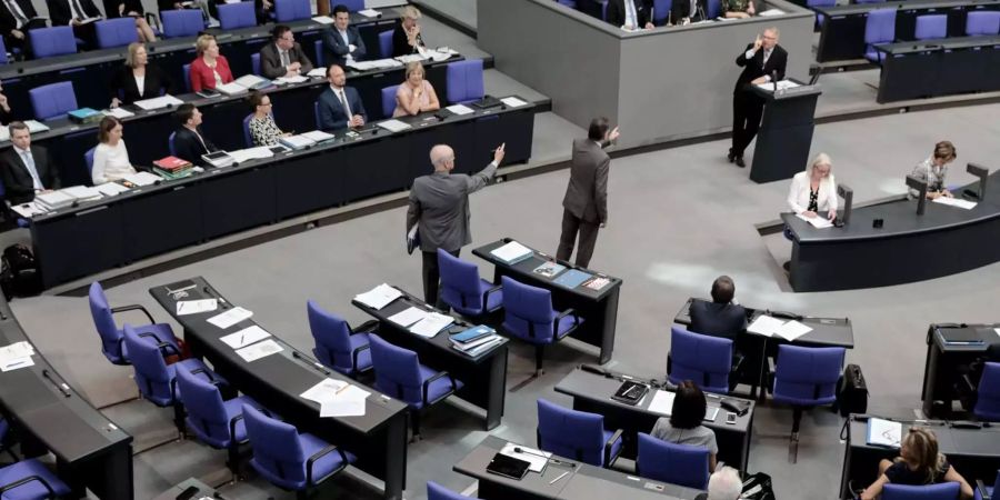 AfD-Abgeordnete verlassen den Plenarsaal während der Rede von Johannes Kahrs (SPD) bei der Generaldebatte im Deutschen Bundestag.