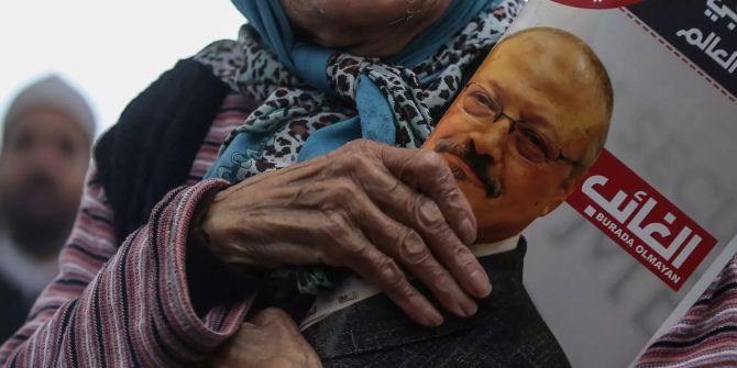 Eine Frau hält ein Poster im Arm während der Trauergebete von Mitgliedern der arabisch-türkischen Medienvereinigung und Freunden für den ermordeten Journalisten Jamal Khashoggi.