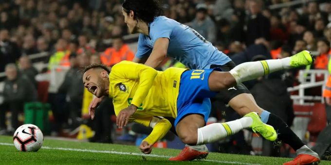 Neymar wird von Cavani in einem Testspiel gefoult. Neymar wird von Cavani in einem Testspiel gefoult.