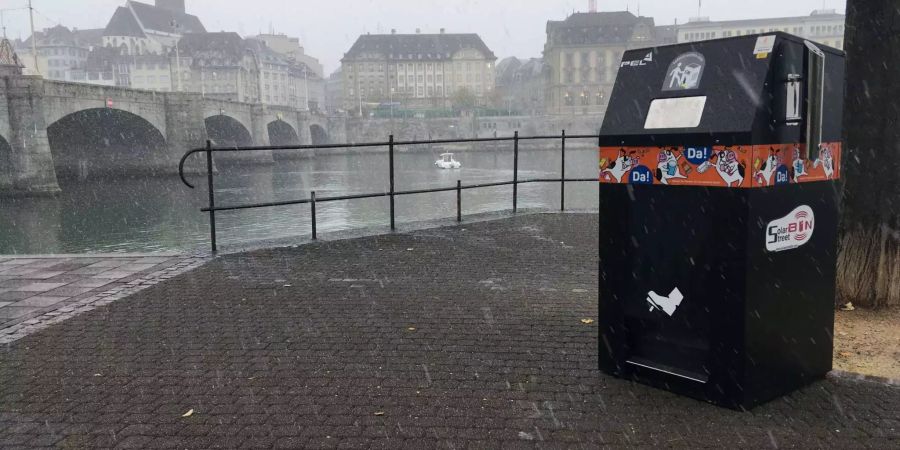 Der Solar Bin am Rheinbord in Basel.