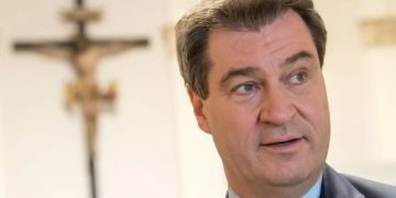 Markus Söder, Ministerpräsident von Bayern, unterhält sich während der Plenarsitzung im bayerischen Landtag mit Journalisten.