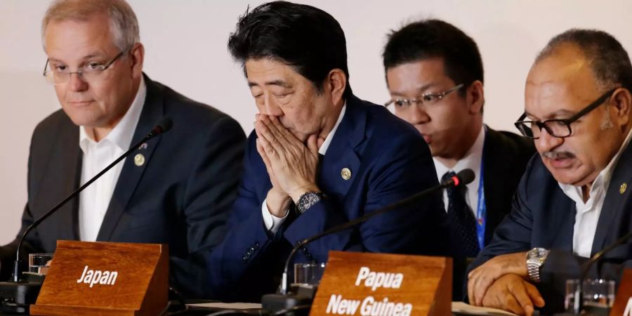 Japans Premierminister Shinzo Abe (M) sitzt während des Apec-Gipfels zwischen Australiens Premierminister Scott Morrison (l) sowie Papua-Neuguineas Premierminister Peter O'Neill.