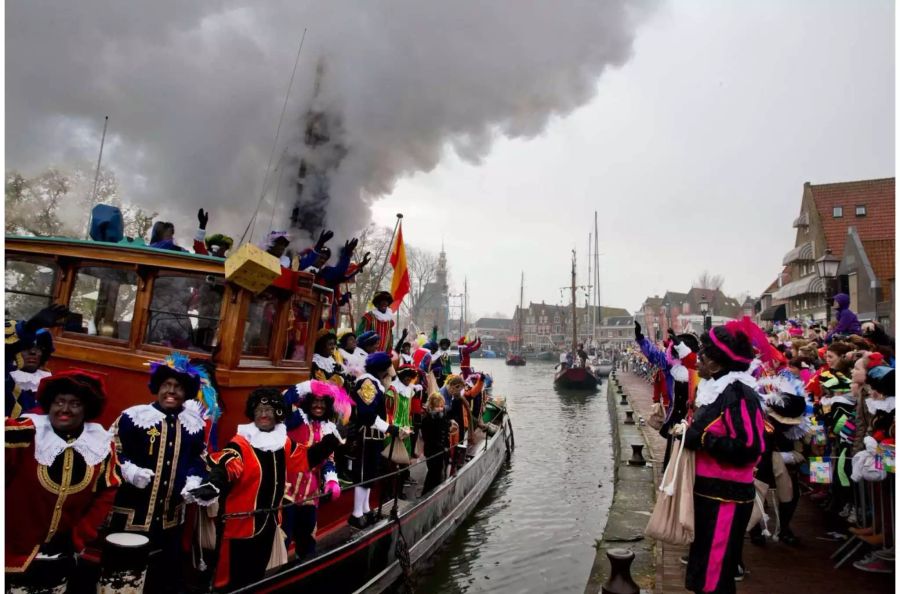 Die traditionelle Ankunft des Sinterklaas auf einem Dampfschiff.