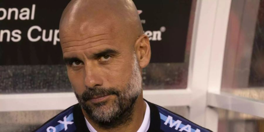 Trainer Pep Guardiola blickt in die Kamera.