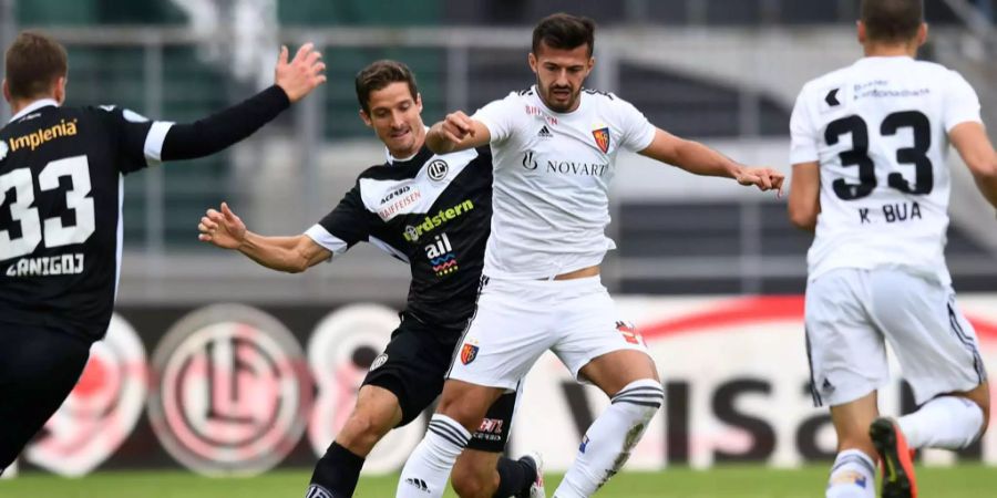 Der Basler Albian Ajeti (Mitte, rechts) kämpft gegen Fulvio Sulmoni (Mitte, links).