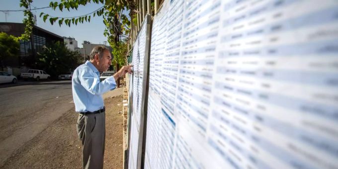 Ein Mann sucht vor einem Wahllokal seinen Namen auf einem Wählerregister für die Parlamentswahlen. Ein Jahr nach dem umstrittenen Unabhängigkeitsreferendum der Kurden im Nordirak hat in der Autonomieregion die Parlamentswahl begonnen. Mehr als 3,8 Millionen Wähler sind dazu aufgerufen, die 111 Abgeordneten des Regionalparlaments in der Stadt Erbil aus mehr als 750 Kandidaten zu wählen. Ein Mann sucht vor einem Wahllokal seinen Namen auf einem Wählerregister für die Parlamentswahlen. Ein Jahr nach dem umstrittenen Unabhängigkeitsreferendum der Kurden im Nordirak hat in der Autonomieregion die Parlamentswahl begonnen. Mehr als 3,8 Millionen Wähler sind dazu aufgerufen, die 111 Abgeordneten des Regionalparlaments in der Stadt Erbil aus mehr als 750 Kandidaten zu wählen.