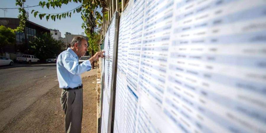 Ein Mann sucht vor einem Wahllokal seinen Namen auf einem Wählerregister für die Parlamentswahlen. Ein Jahr nach dem umstrittenen Unabhängigkeitsreferendum der Kurden im Nordirak hat in der Autonomieregion die Parlamentswahl begonnen. Mehr als 3,8 Millionen Wähler sind dazu aufgerufen, die 111 Abgeordneten des Regionalparlaments in der Stadt Erbil aus mehr als 750 Kandidaten zu wählen.