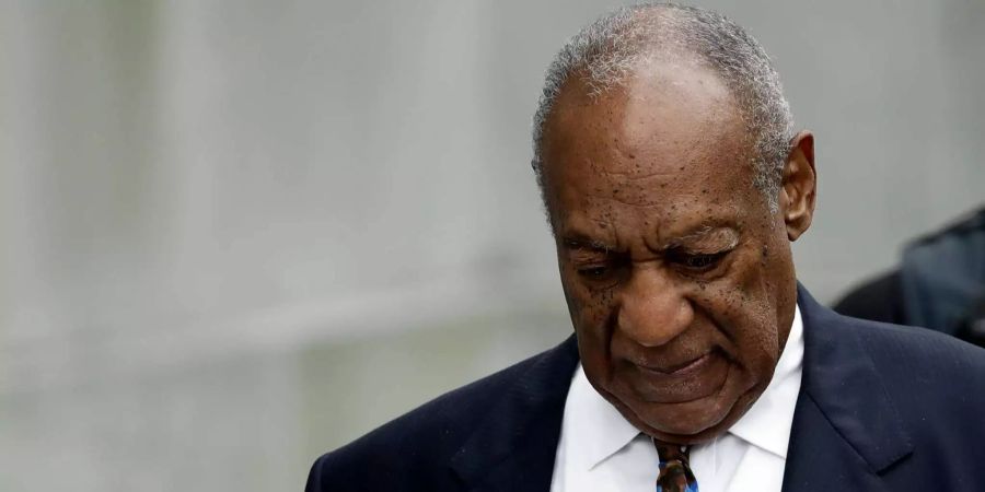 Bill Cosby verlässt nach einer ersten Sitzung zur Verkündung seines Strafmasses das Montgomery County Courthouse in Norristown (USA).