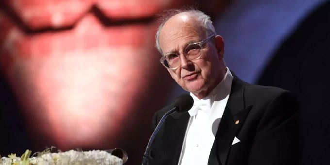 Rainer Weiss, ausgezeichnet mit dem Nobelpreis für Physik, spricht im Rahmen der Verleihung der Nobelpreise 2017 in der City Hall in Stockholm. Rainer Weiss, ausgezeichnet mit dem Nobelpreis für Physik, spricht im Rahmen der Verleihung der Nobelpreise 2017 in der City Hall in Stockholm.