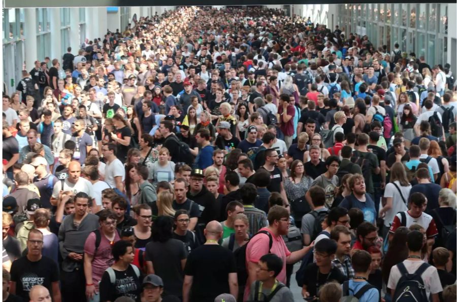 Eine grosse Menge an Leute in den Gängen der Gamescom 2018.