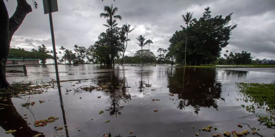 Nach dem Wirbelsturm «Lane» sind die Strassen in Hawaii überschwemmt.